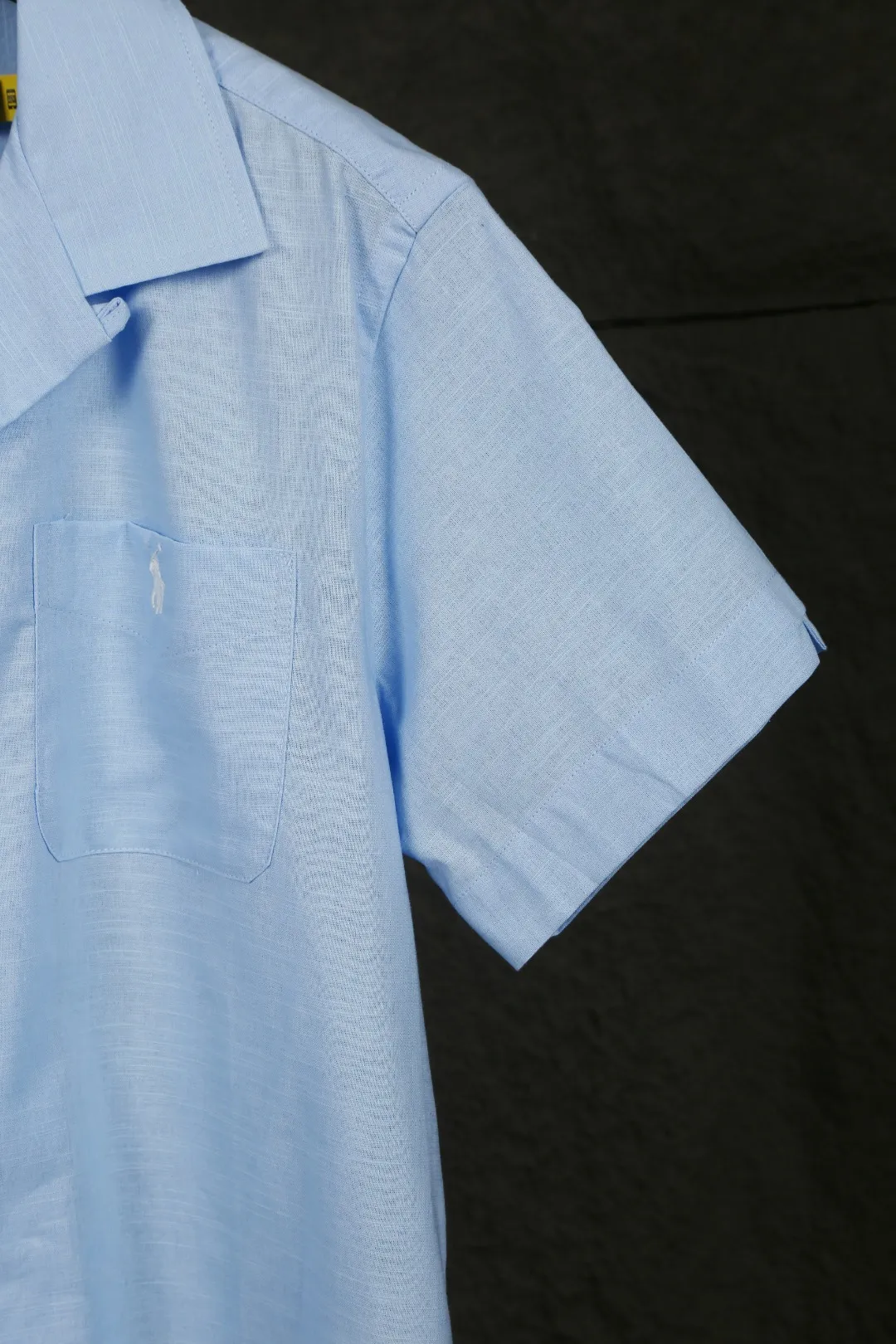 P230 Actual photo [High-end quality] Style number: 25055# Color: Navy blue/off-white/ice blue/light pink/chicken yellow/khaki Size: S to XL - Ralph Lauren/Ralph Lauren 25SS Summer popular high-quality old money style Cuban collar pocket style short-sleeved linen couple shirt - ingeniously restored 95% cotton blended bamboo linen, pre-washed, tight and soft texture ✅ - 100% restored workmanship Complete professional shirt with embedded clips in bifurcated sleeves, top button earrings ✅ - Custom dyed original pearlescent white buttons with different sizes ✅ - Special shaped chiffon foil inside the collar door tube, which is not easy to deform and pull ✅ - Ralph Lauren/linen pocket style short-sleeved shirt. It is different from the classic style and has a niche style. It perfectly combines comfort and high-end. An indispensable piece in summer. It is both cool and textured. It is the king of ins style with every snap. It can be used for commuting and vacationing. There’s no pressure to switch between different styles, and the classics never go out of style.